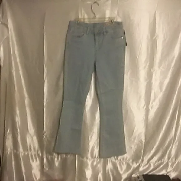 BLANK NYC• Varick Kick Flare Jean in Light Wash 26 - Picture 14 of 16